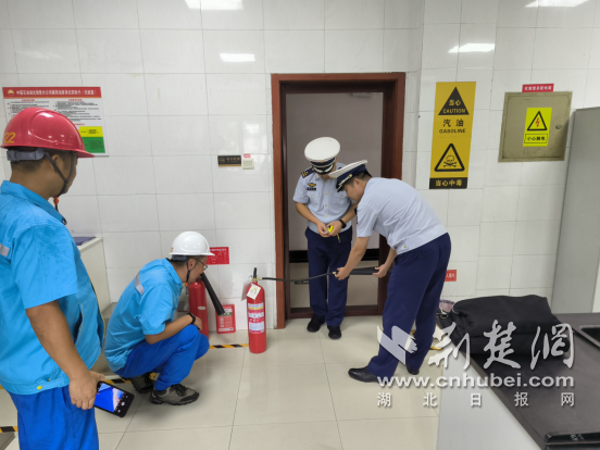 严守安全底线 宜城消防开展防火门与灭火器质量专项抽检行动